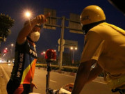 CSGT TP.HCM phạt gắt người đi xe đạp vượt đèn đỏ trên đại lộ Phạm Văn Đồng
