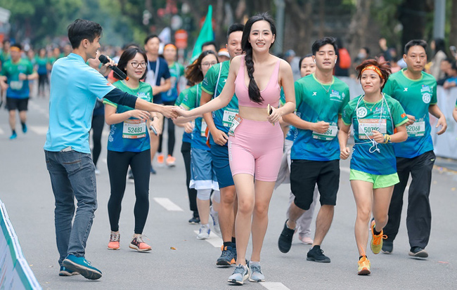 Khi tham gia một chương trình chạy, Mai Phương Thúy cũng thu hút mọi chú ý của những người xung quanh.
