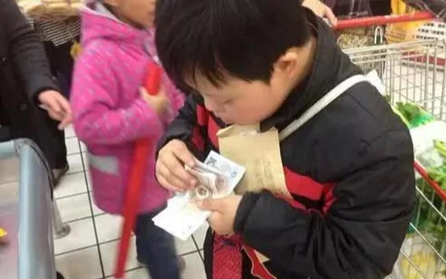 Con trai mua gói muối hết 180.000, bố hùng hổ lao ngay đến siêu thị chất vấn rồi “muối mặt” xin lỗi - 1