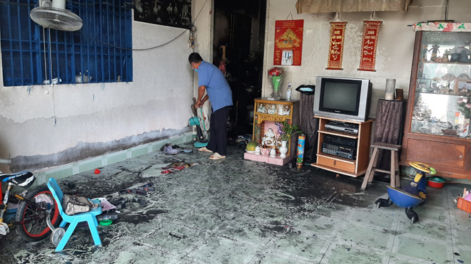 Ghen tuông, chồng đốt nhà khiến vợ, con và cháu ngoại tử vong - 1