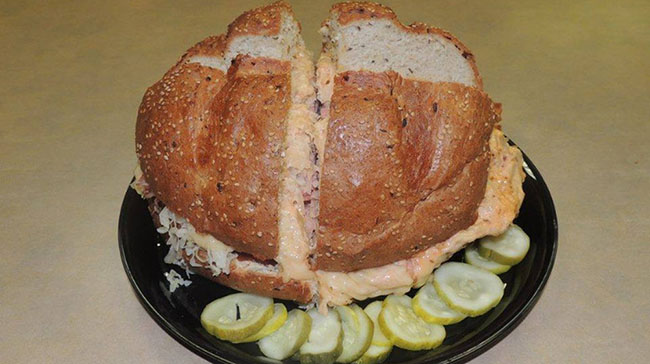 1. Chiếc bánh sandwwich này nặng hơn 2,5kg, chứa 1kg thịt bò, ăn kèm với khoai tây, dưa bắp cải, pho mát và lớp vỏ bánh làm từ lúa mạch đen. Nó được bán lại nhà hàng Izzy’s ở Ohio, Mỹ.
