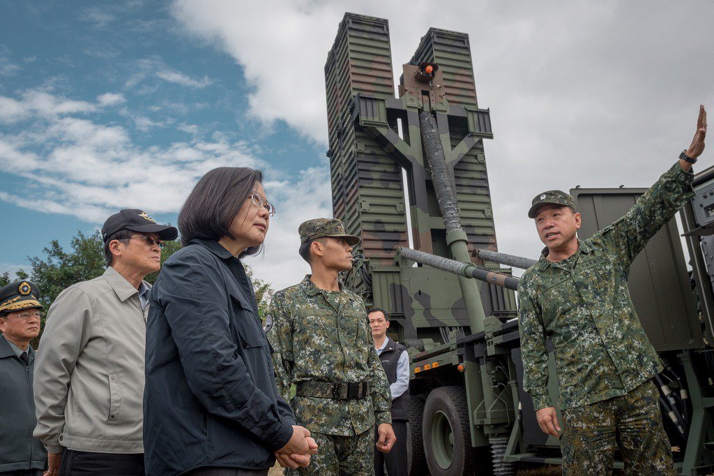 Nghị sĩ Mỹ đáp máy bay quân sự tới Đài Loan: TQ lập tức điều chiến đấu cơ &#34;đáp lễ&#34; - 1