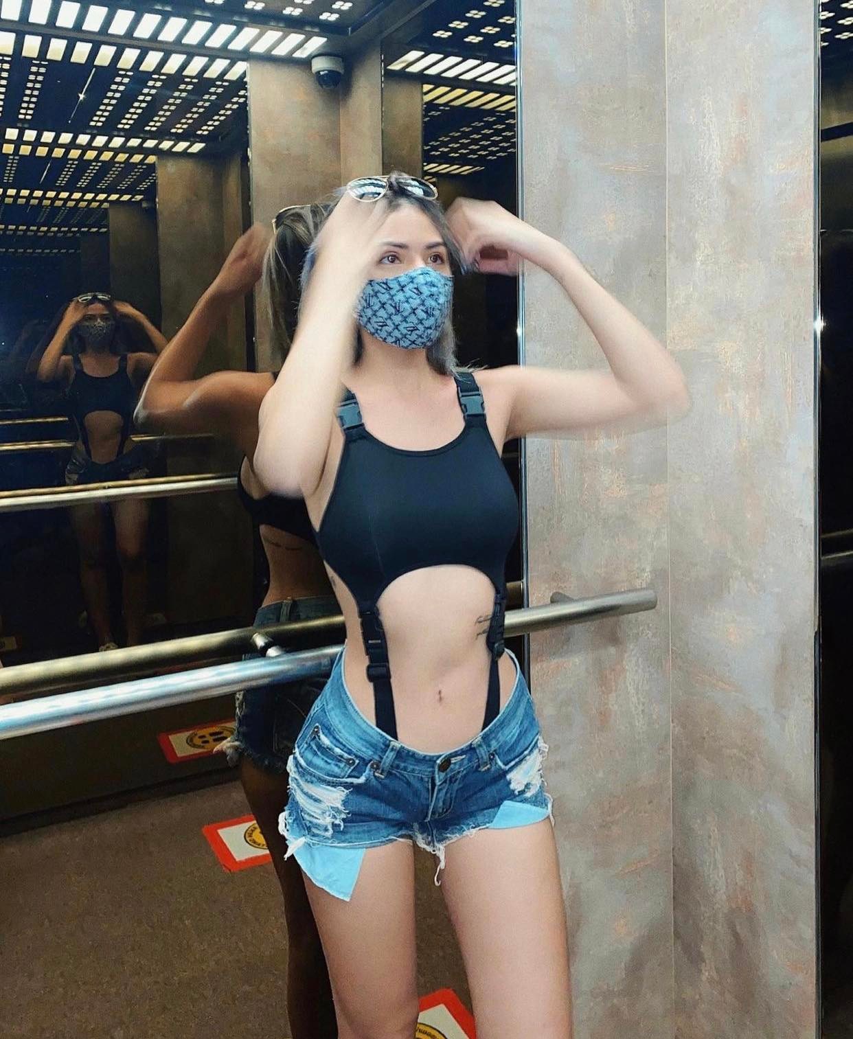 Nữ du học sinh gây chú ý khi chuyên mặc bikini trong thang máy - 5