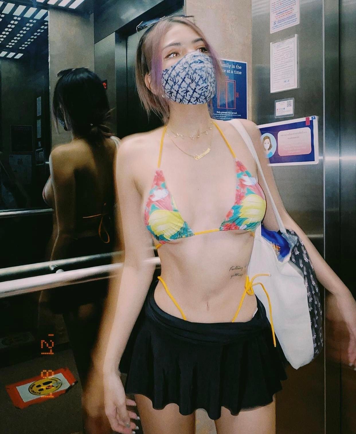 Nữ du học sinh gây chú ý khi chuyên mặc bikini trong thang máy - 1