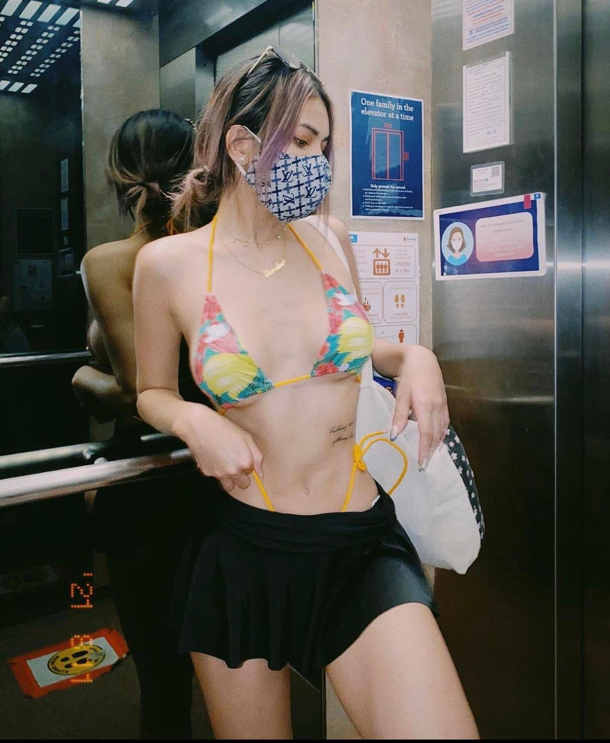 Nữ du học sinh gây chú ý khi chuyên mặc bikini trong thang máy - 3