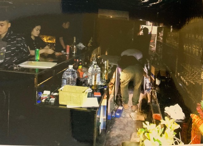 Dùng gái xinh để “câu” khách đến quán bar rồi cướp tài sản - 1