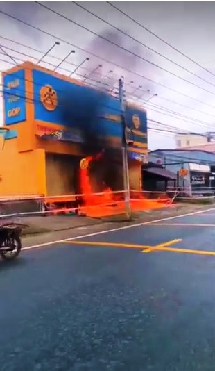 Người đàn ông đổ xăng, châm lửa đốt cửa hàng Điện máy xanh - 1