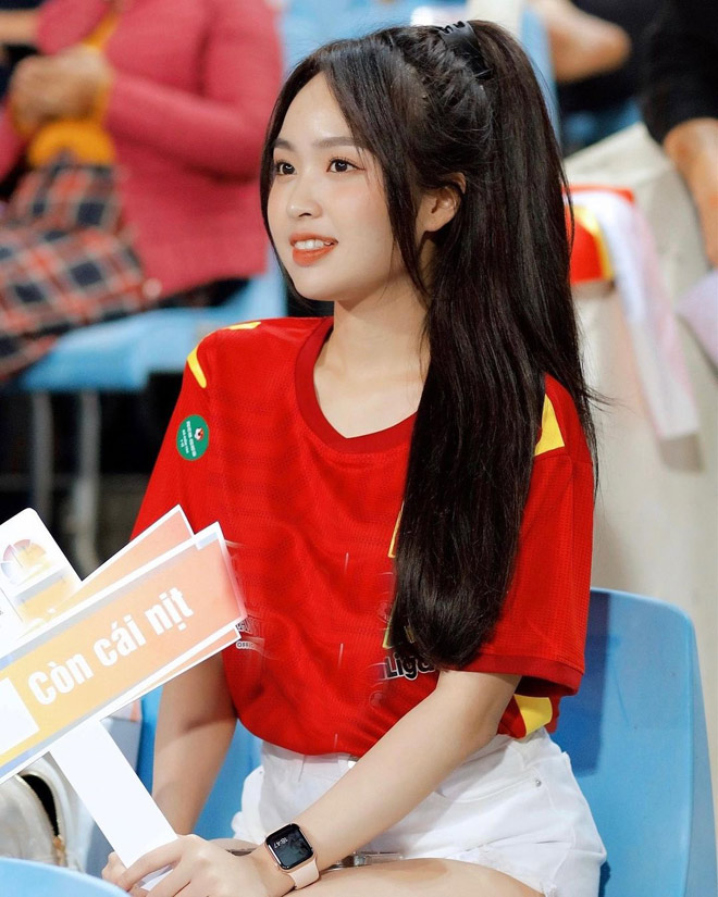 Hai nữ CĐV xinh đẹp nổi bần bật trên sân Mỹ Đình, cổ vũ Việt Nam đấu Nhật Bản-Bạn trẻ - Cuộc sống
