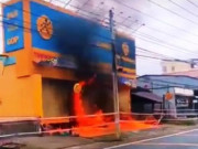 Người đàn ông đổ xăng, châm lửa đốt cửa hàng Điện máy xanh