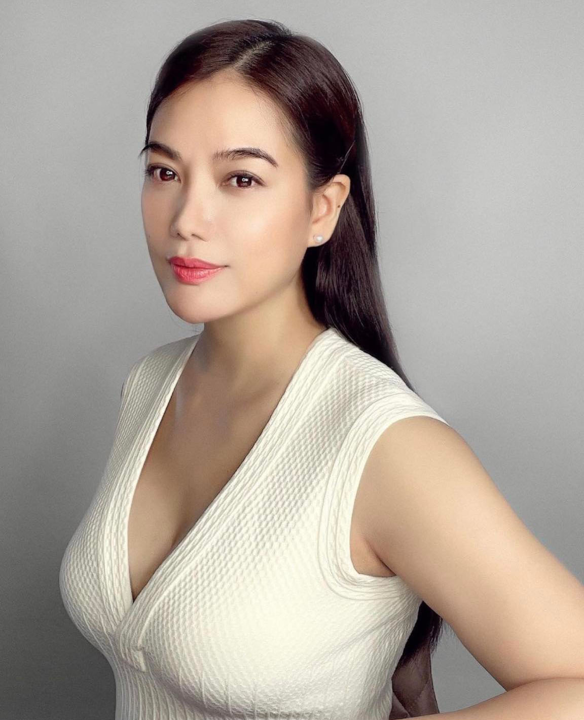 "Mỹ nhân làng điện ảnh" bước sang tuổi 45 vẫn gợi cảm lung linh bên tình trẻ - 4