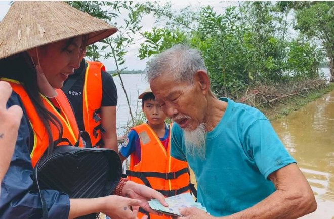 Thông tin bất ngờ về thống kê hoạt động từ thiện của ca sĩ Thủy Tiên ở Quảng Bình - 1