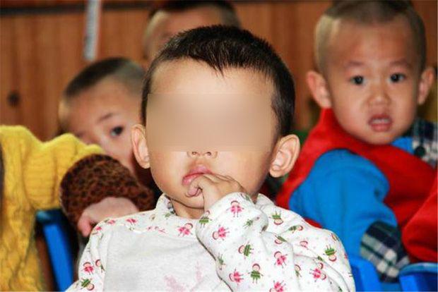 Con trai 3 tuổi bị trường mẫu giáo yêu cầu thôi học, nguyên nhân khiến người mẹ bàng hoàng - 1