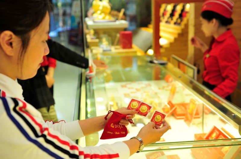 Giá vàng hôm nay 13/11: Mỗi ngày tăng nửa triệu, phăm phăm tiến tới mốc 61 triệu đồng - 1