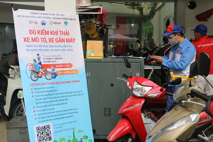 Người Hà Nội xếp hàng đợi đo kiểm khí thải, đổi xe máy cũ nhận 4 triệu đồng - 1