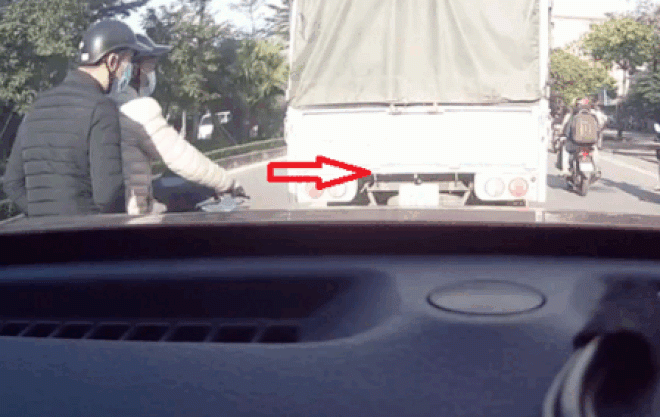 Clip: Hú vía lái xe máy chuyển làn gấp gáp, tông trúng đuôi xe tải - 1