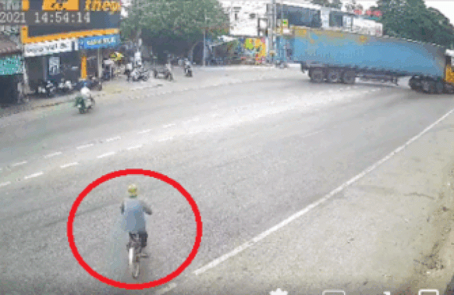 Clip: Lái xe đạp sang đường bị xe đầu kéo lao vào suýt mất mạng - 1
