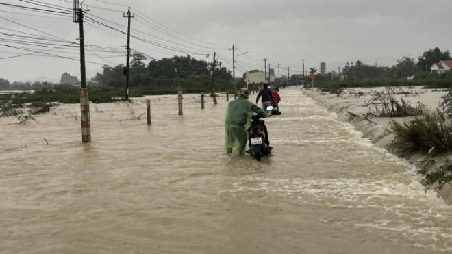 Nước tiếp tục bủa vây nhiều khu vực ở Bình Định, đã có người chết do lũ - 1