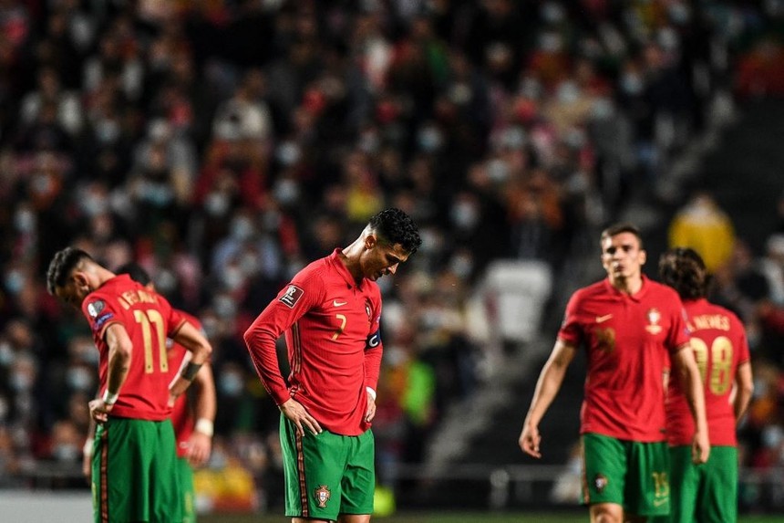 Ronaldo quát tháo đồng đội đá ích kỷ, khóc vì mất vé trực tiếp dự World Cup - 1