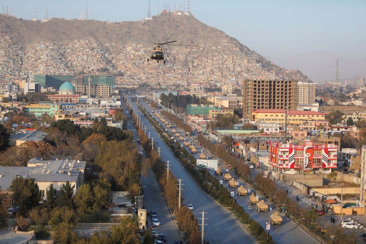 Video: Taliban lần đầu diễu binh ở Kabul, khoe xe bọc thép và vũ khí hiện đại - 1