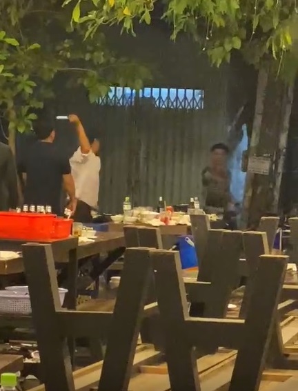 Vụ 2 nhóm khách “choảng nhau” bằng chai bia: Lộ Thiên Quán bị phạt 15 triệu đồng - 1