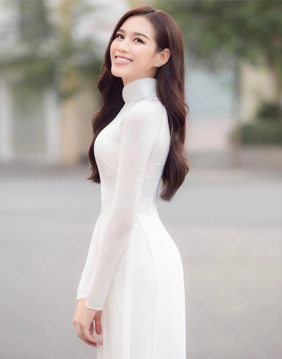 Hoa hậu Đỗ Thị Hà mặc áo dài trắng như nàng thơ - 1