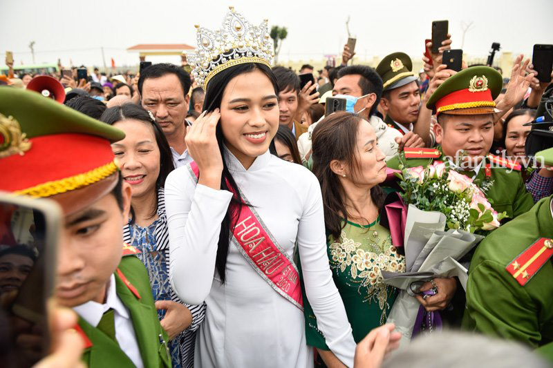 Sau lần mắc lỗi nội y, hoa hậu Đỗ Thị Hà mặc áo dài trắng mỏng sexy mà vẫn như nàng thơ - 6