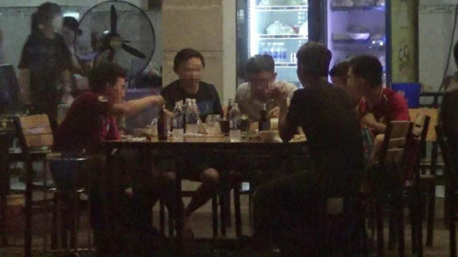 Quán nhậu tràn lan phục vụ đồ uống có cồn dù chưa được phép - 2