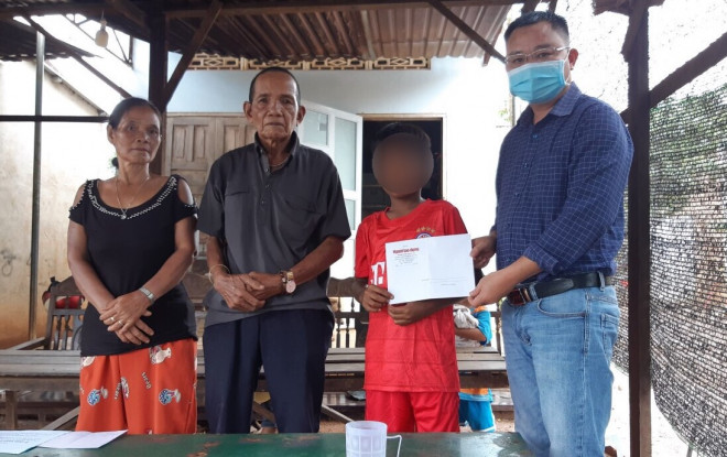 Cách chức hiệu trưởng giữ học bạ của học trò nghèo không có tiền đóng quỹ - 1