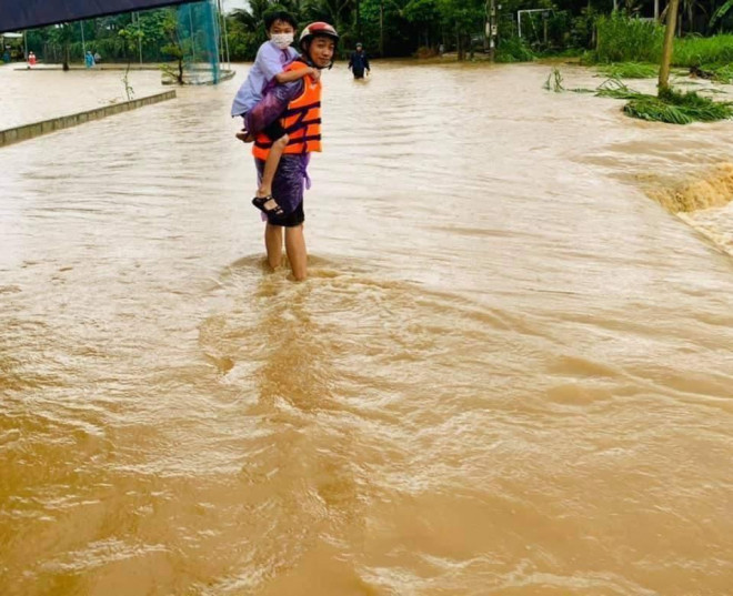 CLIP: Nước lũ cuồn cuộn đổ về, người dân Bình Định vẫn liều mình đi vớt gỗ - 2