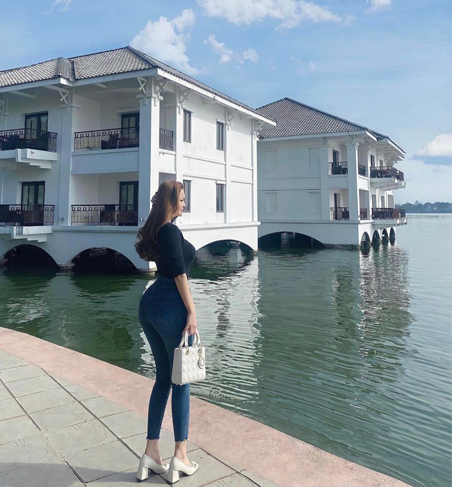 Mới đây, một cô gái Việt thu hút sự chú ý trên mạng xã hội vì diện quần jean đẹp, tôn đường cong siêu thực ở hồ Tây.
