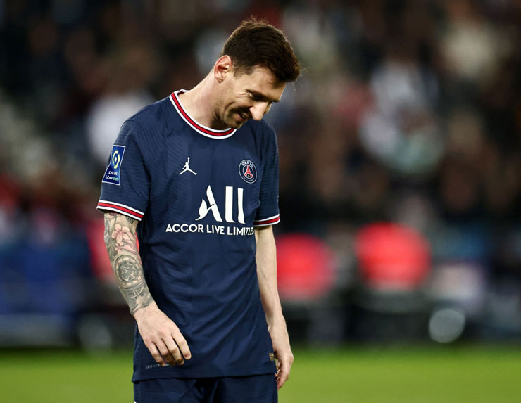 Messi tiết lộ đối thủ khó chịu nhất sự nghiệp, đi tắm vẫn bị theo kèm - 1