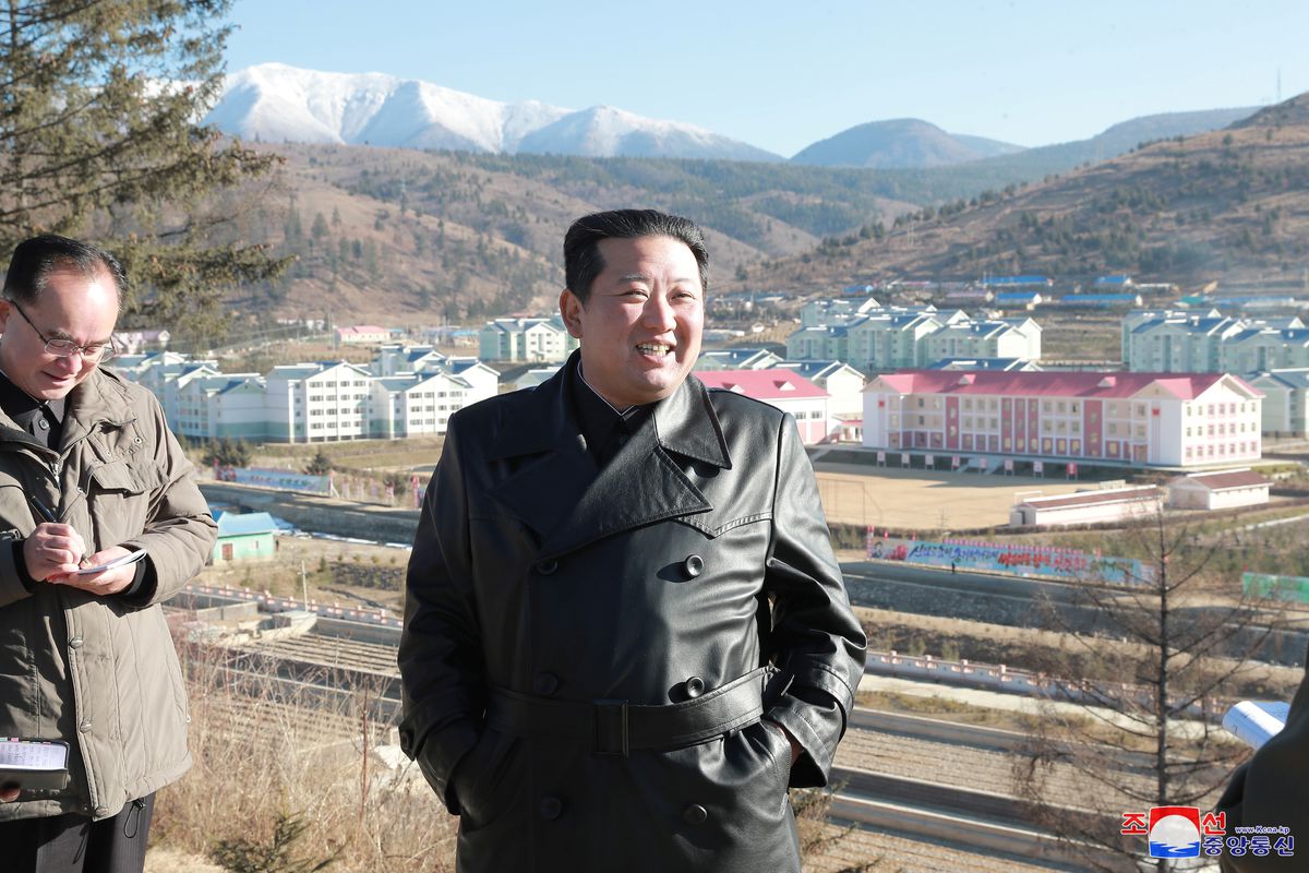 Ông Kim Jong Un tái xuất sau quãng thời gian &#34;biến mất&#34; lâu nhất trong 7 năm - 1