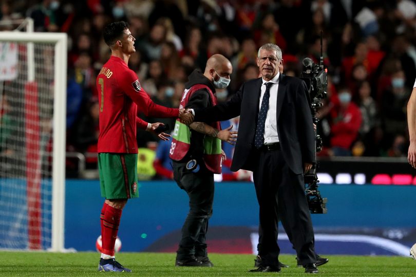 ĐT Bồ Đào Nha hụt vé sớm World Cup, định đoạt tương lai thầy Ronaldo - 1