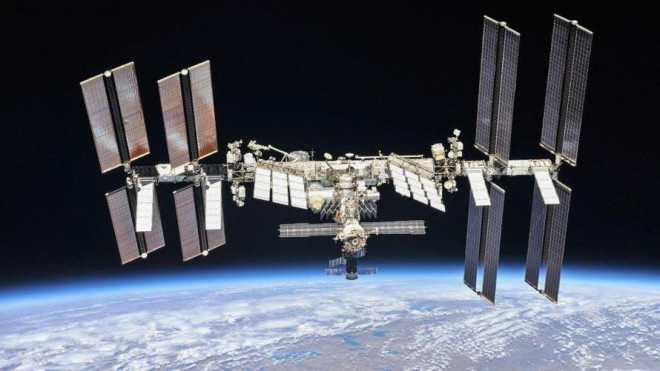 Phi hành gia trên ISS thót tim tránh mảnh vỡ vũ trụ - 1