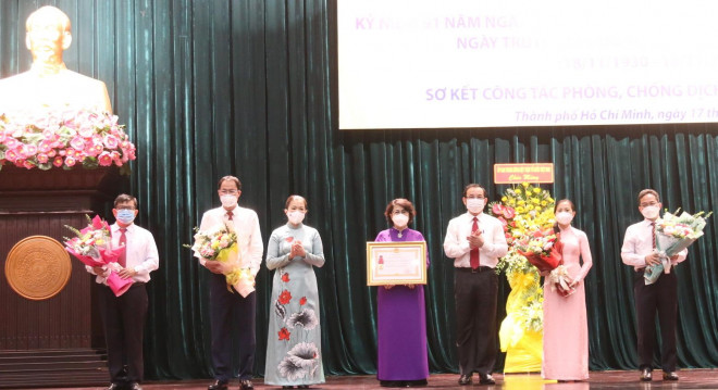 Bí thư Thành ủy Nguyễn Văn Nên nói rõ về việc tiêm 2 mũi vắc-xin vẫn chuyển nặng - 2