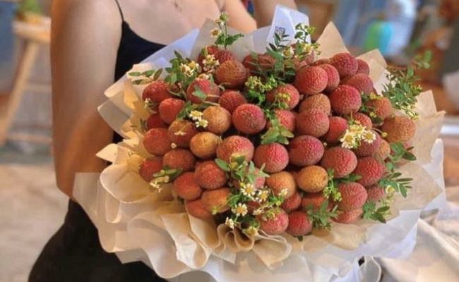 Chằng hạn như bó hoa trái cây vải thiều này có giá từ 650.000 - 850.000 đồng/bó.
