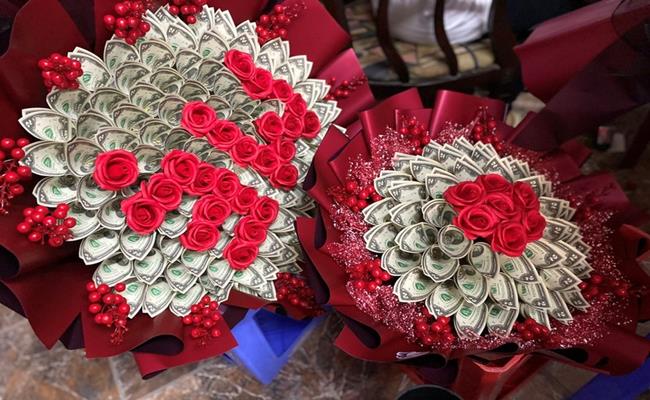 Tiền công của các bó hoa tiền mặt dao động từ 150.000 - 450.000 đồng/bó. Còn số tiền được dùng làm hoa phụ thuộc vào lựa chọn của khách. Giá một bó hoa tiền thường dao động từ vài triệu cho tới 15 - 20 triệu đồng tùy thuộc vào kích cỡ và mệnh giá tiền. 
