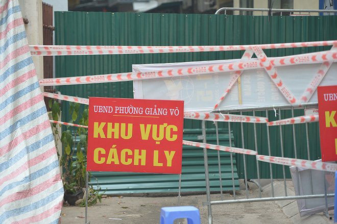 Hà Nội: Dựng rào chắn cao 2m để chống dịch sau khi ghi nhận 78 ca F0 tại Giảng Võ - 2