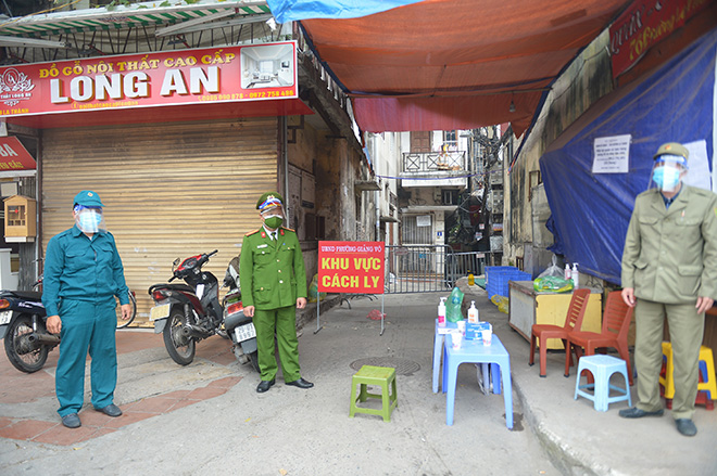 Hà Nội: Dựng rào chắn cao 2m để chống dịch sau khi ghi nhận 78 ca F0 tại Giảng Võ - 5