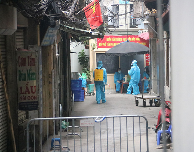 Hà Nội: Dựng rào chắn cao 2m để chống dịch sau khi ghi nhận 78 ca F0 tại Giảng Võ - 6