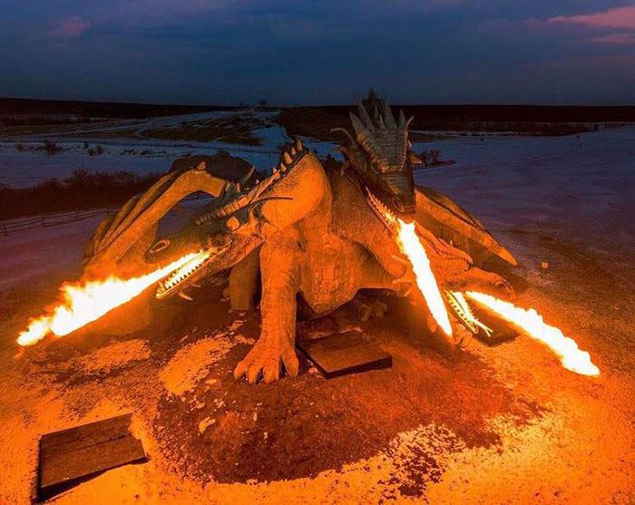 Ngôi làng heo hút phút chốc trở nên nổi tiếng nhờ bức tượng quái vật trong truyền thuyết - 3