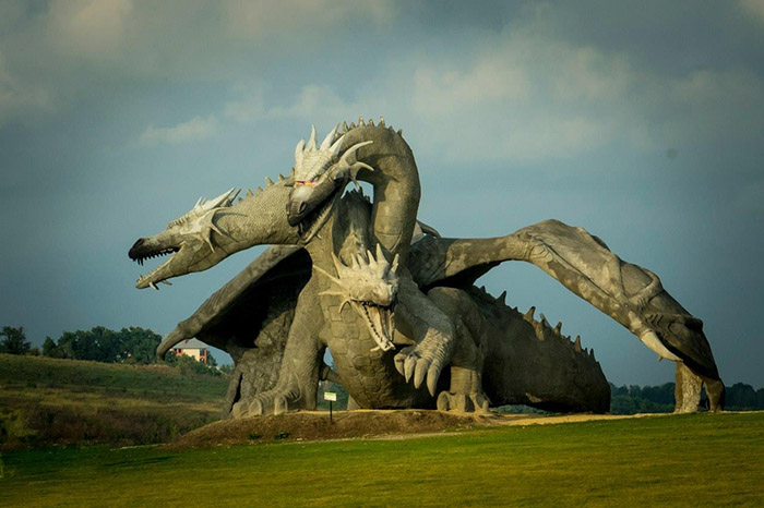 Ngôi làng heo hút phút chốc trở nên nổi tiếng nhờ bức tượng quái vật trong truyền thuyết - 5