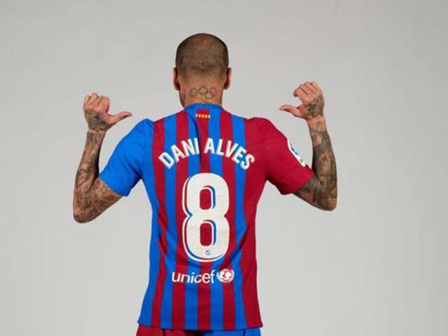 Tin mới nhất bóng đá tối 17/11: Alves mang số áo cũ của Iniesta - 1