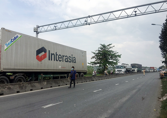 Xe container bốc cháy dữ dội dưới dốc cầu Phú Mỹ sau TNGT - 3