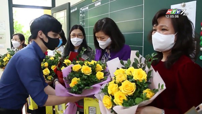 Ngày Nhà giáo Việt Nam của “bình thường mới”: Tuy trầm lắng nhưng chẳng thiếu tấm lòng tri ân - 7