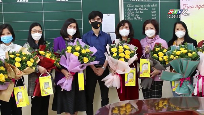 Ngày Nhà giáo Việt Nam của “bình thường mới”: Tuy trầm lắng nhưng chẳng thiếu tấm lòng tri ân - 8