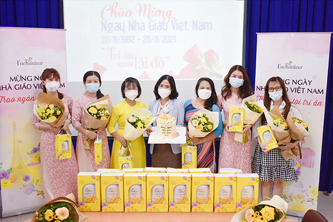 Ngày Nhà giáo Việt Nam của “bình thường mới”: Tuy trầm lắng nhưng chẳng thiếu tấm lòng tri ân - 4