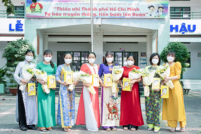 Ngày Nhà giáo Việt Nam của “bình thường mới”: Tuy trầm lắng nhưng chẳng thiếu tấm lòng tri ân - 6