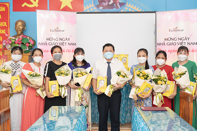 Ngày Nhà giáo Việt Nam của “bình thường mới”: Tuy trầm lắng nhưng chẳng thiếu tấm lòng tri ân - 5