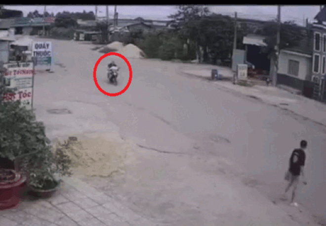Clip: Người đi đường dũng cảm lao xe vào kẻ trộm xe máy - 1